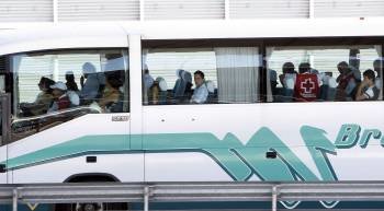 Los dos disidentes cubanos fueron trasladados con sus familias en autobús.