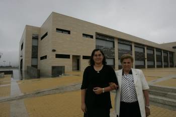 Isabel Ramos (izquierda) directora del centro, con la madre Salud Conde, a las pueras del colegio. (Foto: Marcos Atrio)