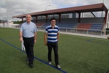 Juan Manuel Jiménez, acompañado por el concejal de Deportes Víctor Baladrón, en el campo de fútbol. (Foto: Eva Domínguez)