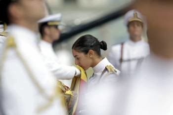 Una alumna de la Escuela Naval besa la bandera.