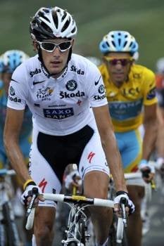 El luxemburgués Andy Schleck, seguido muy de cerca por Alberto Contador