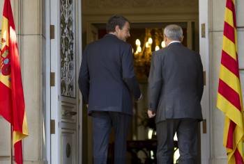 Zapatero recibe al presidente de la Generalitat al llegar a Moncloa.