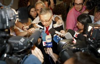 José Blanco, rodeado de periodistas tras su comparecencia en sede parlamentaria.
