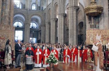 Los Reyes y el arzobispo Julián Barrio, durante la Ofrenda al Apóstol.