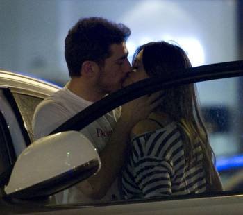 Iker y Sara besándose apasionadamente