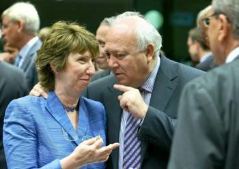 Moratinos conversa con la jefa de la diplomacia ucraniana, Catherine Ashton.