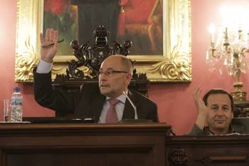 Francisco Rodríguez y Andrés García Mata votan una de las propuestas del pleno de ayer.