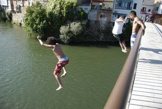 Jóvenes saltando desde la pasarela