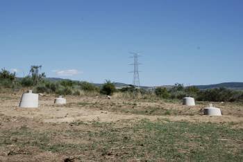 Varias bases de hormigón construidas ante una torreta levantada en el tramo de Viana.