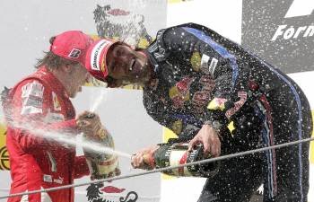 Webber y Alonso se mohan con champán en lo alto del podio.