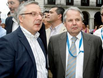 Blanco, con el presidente de los Juegos Náuticos Atlánticos, Jean Pierre Thomin, en Santander. (Foto: Alberto Aja)