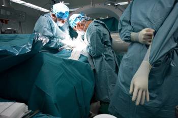 Cirujanos del Complexo Hospitalario de Ourense durante una intervención quirúrgica. (Foto: Archivo)