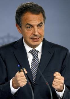 Zapatero, que ayer cumplió 50 años, vive sus horas más bajas al frente del Gobierno. (Foto: Archivo)