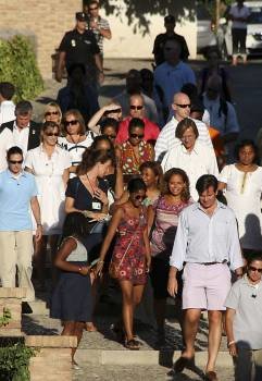 Michelle Obama, rodeada de amigos y miembros de los cuerpos de seguridad.  (Foto: Miguel Angel Molina)