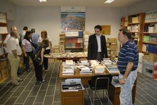 Aurelio Blanco con los libros recibidos en julio