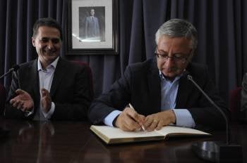 El ministro de Fomento, José Blanco, firmó en el libro de honra del Concello de O Carballiño, en su primera visita oficial al ayuntamiento. El alcalde, Carlos Montes, (a la izquierda) aseguró que 'es un placer que esté aquí'