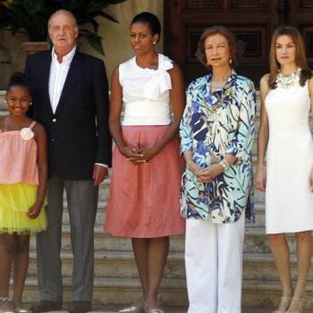 Posado de la familia Real con  Michelle Obama y su hija Sasha en el Palacio de Marivent
