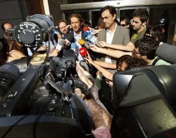 Los representantes de los controladores, César Cabo y Camilo Cela atienden a la prensa. (Foto: Manuel H. de León)