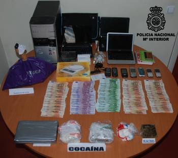 Dinero, droga y resto de material decomisado en la operación antidroga llevada a cabo en Vigo.