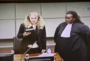 La actriz estadounidense, Mia Farrow, (izquierda) durante su testimonio ante el Tribunal Especial para Sierra Leona (TESL) en Leidschendam, Holanda. EFE