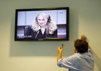 Un periodista graba la declaración de Mia Farrow en la sala de prensa del tribunal de la ONU, ayer. - AFP