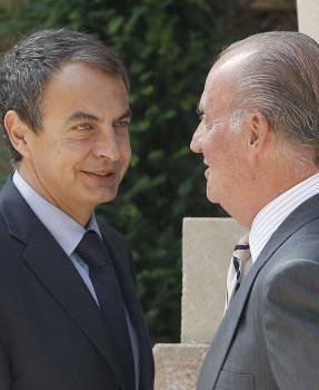 Zapatero conversa con el Rey. (Foto: Ballesteros)