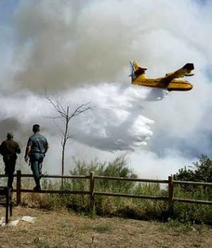 Un hidroavión Canadair ayuda a apagar el fuego de Castro de Beiro