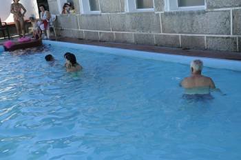 Bañistas en las aguas de la piscina del antiguo Balneario de Berán. (Foto: MARTIÑO PINAL)