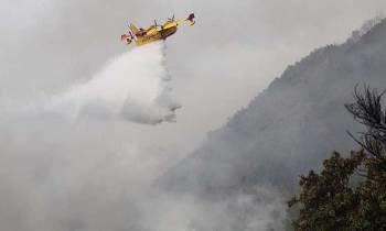 Un hidroavión, ayer, luchando contra el incendio declarado en el Parque de Geres, en Portugal 