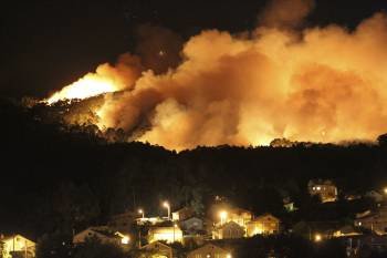 El incendio que afecta al Concello de Baiona. (Foto: Sxenick)