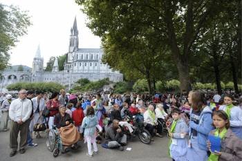 Los peregrinos en los alrededores del santuario de Lourdes. (Foto: José Navarro)