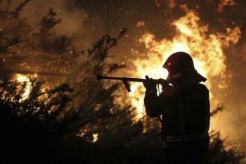 Un bombero trabaja en la extinción del incendio de Fornelos de Montes en Pontevedra. Foto: EFE