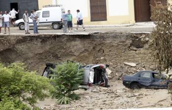 Imagen que da idea de la virulencia del agua en la localidad cordobesa de Aguilar de la Frontera. (Foto: Salas)