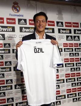 El centrocampista alemán Mesut Ozil presentado como nuevo jugador del Real Madrid