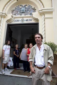 José María Aznar posa para la prensa a las puertas del Casino Militar de Melilla. (Foto: Jorge Zapata)