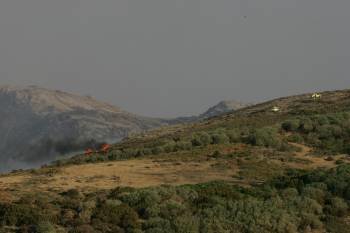Los medios aéreos lograron extinguir la lengua de fuego en la parte ourensana de Cabril (Foto: MArcos Atrio)