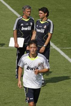 Mourinho, Karanka y el internacional alemán. (Foto: josé Huesca)