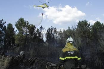 El helicóptero vacía el agua en el incendio de Sobreira, en Vilamarín. (Foto: Miguel Angel)