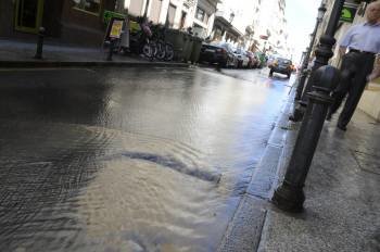 La riada arrastró tierra y piedras del subsuelo hasta la céntrica Rúa do Paseo. (Foto: MARTIÑO PINAL)
