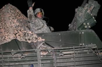 Un soldado saluda al cruzar la frontera entre Iraq y Kuwait. (Foto: Handout)