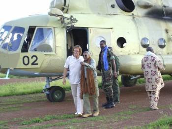 Roque Pascual (izquierda) a su llegada a Uagadugú en helicóptero. (Foto: I. Quedraogo)