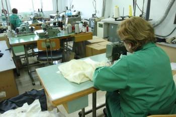 Trabajadoras en las instalaciones de un taller textil ourensano. (Foto: Miguel Angel)