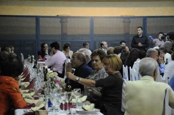 Comensais na cea da Festa do Comercio, na edición de 2009. (Foto: MARTIÑO PINAL)