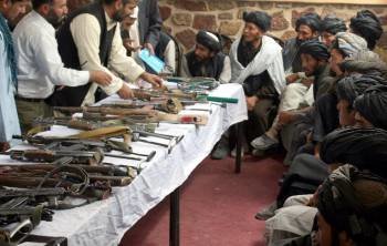 Un grupo de 25 talibanes que actuaban en la zona de Muqur, en el oeste de Afganistán, entregaron ayer sus armas en el aeródromo de Qala-i-Naw