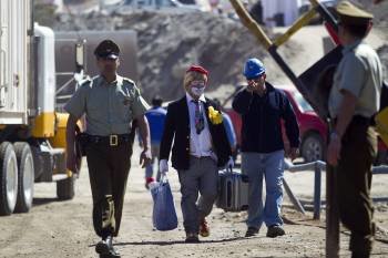 Los familiares han montado un campamento en el exterior de la mina que recibe la visita de todo tipo de personas. (Foto: Claudio Reyes)