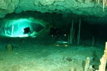 Imagen del aspecto de la cueva inundada 'Chan Hol' donde se localizó el esqueleto de un hombre de más de 10.000 años