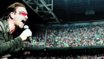 Bono en un concierto en 2005