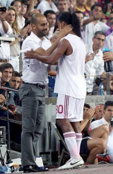 Ronaldinho y Guardiola se saludan. (Foto: Albert Olivé)