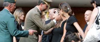 Los Príncipes de Asturias conversan con familiares de los fallecidos durante el funeral que ha tenido lugar esta tarde en Logroño