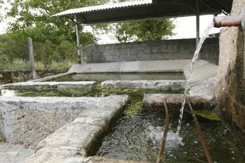 Fuente y lavadero en la localidad de Santrós, en Lamas de Cea. (Foto: Miguel Angel)